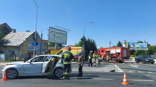 Wypadek na skrzyżowaniu ulicy Krakowskiej z Dębicką. Zderzenie dwóch samochodów