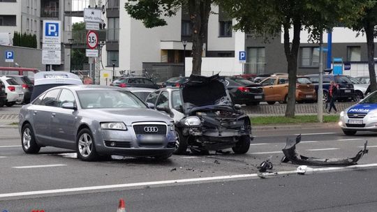 Wypadek na ul. Lubelskiej. Zderzenie Audi z Renault [FOTO]