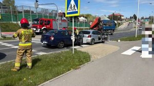 Wypadek na ul. Podkarpackiej w Rzeszowie: 89-latek w szpitalu po kolizji z Volkswagenem