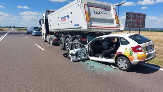 Wypadek w Kosinie na DK94. Kierowca osobówki trafił do szpitala