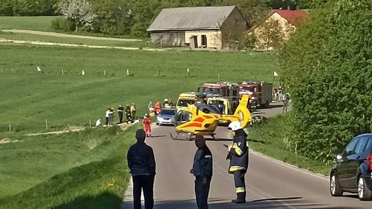 Wypadek w miejscowości Wyręby. Dachowanie samochodu osobowego