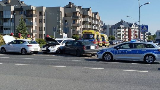 Wypadek w Rzeszowie. Zderzenie 3 pojazdów - 2 osoby ranne