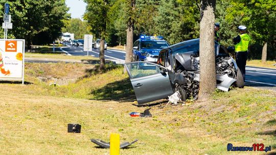 Wypadek w Widełce. Hyundai wbił się w drzewo [FOTO]