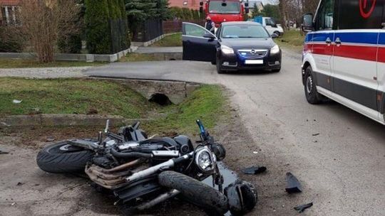 Wypadek z udziałem motocyklisty. Ranni trafili do szpitala