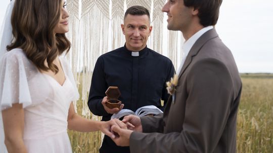 Z fałszywką do ślubu? Zaświadczenie kościelne można sobie kupić w internecie