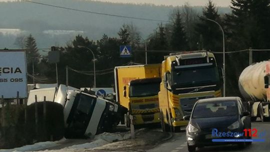 Zarzecze. TIR z 24 tonami cytrusów w rowie. Utrudnienia potrwają wiele godzin