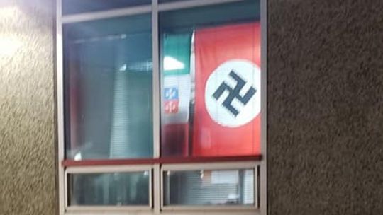 Zatrzymanie za eksponowanie nazistowskiej flagi w centrum Rzeszowa! Zatrzymanie za eksponowanie nazistowskiej flagi w centrum Rzeszowa!