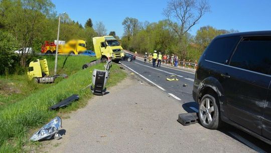 Zderzenie 4 pojazdów w Pustynach - 2 ciężarówki i 2 osobówki