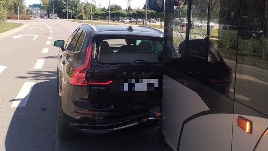 Zderzenie autobusu miejskiego z samochodem na Powstańców Warszawy w Rzeszowie. Jedna osoba w szpitalu