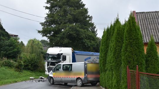 Zderzenie busa z ciężarówką. Dwie osoby trafiły do szpitala