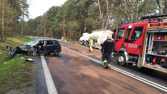 Zderzenie ciężarówki z samochodem osobowym