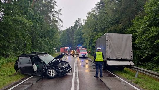 Koszmarny wypadek. Zderzenie dostawczaka z osobówką. Cztery osoby ranne