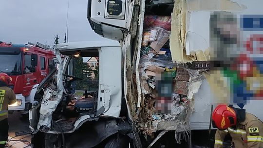 Zderzenie dwóch ciężarówek na drodze krajowej 28. Jedna osoba ranna