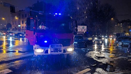 Zderzenie dwóch osobówek na skrzyżowaniu Marszałkowskiej z Konopnickiej [FOTO]