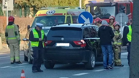 Zderzenie dwóch samochodów na Dąbrowskiego. Jedna osoba ranna [ZDJĘCIA]