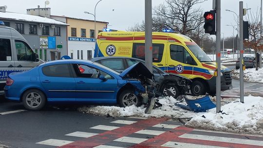 Zderzenie dwóch samochodów na Warszawskiej. Jedna osoba została ranna