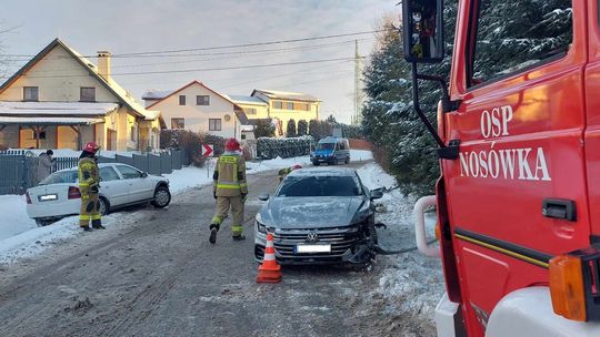 Zderzenie dwóch samochodów w Kielanówce. Strażacy OSP Nosówka z akcji