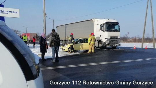 Zderzenie dwóch tirów z autem. 84-latek w szpitalu