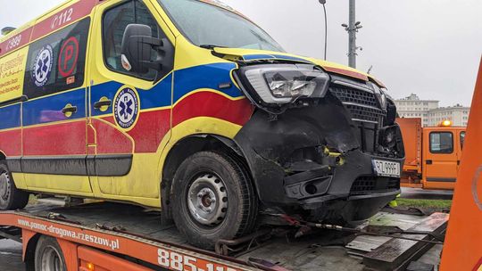 Zderzenie karetki pogotowia i samochodu w centrum Rzeszowa