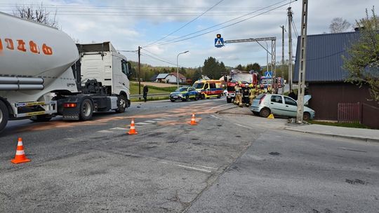 Zderzenie osobówki z ciężarówką na DK19. Droga całkowicie zablokowana, jedna osoba ranna