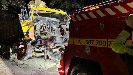 Zderzenie osobówki z ciężarówką pod Dębicą. Cztery osoby ranne, DK94 całkowicie zablokowana