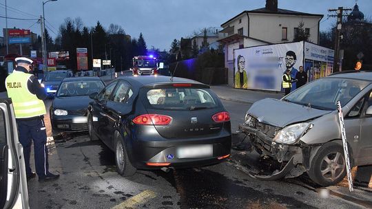 Zderzenie trzech pojazdów na skrzyżowaniu w Jarosławiu. Jedna osoba trafiła do szpitala