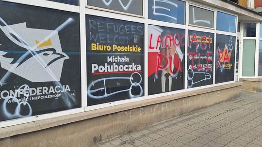 Zdewastowano witrynę biura poselskiego w Rzeszowie. Poseł Konfederacji mówi o próbie zastraszenia