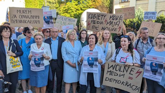 Protest pod Radiem Rzeszów w obronie mediów [VIDEO]