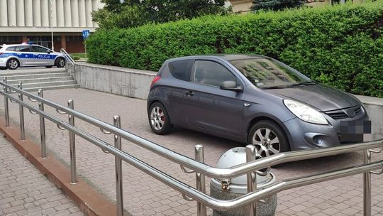 Zjechał schodami na parking Urzędu Wojewódzkiego. Zawiniła... nawigacja