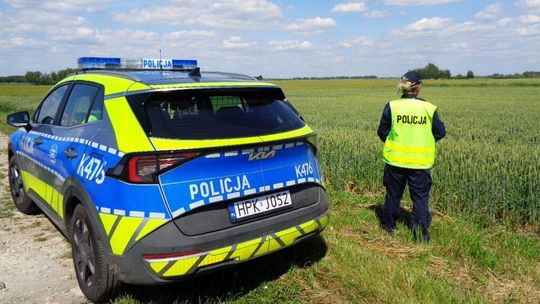 Zniknął z podwórka, rodzina drżała o jego życie. Policjanci znaleźli go nieprzytomnego w polu pszenicy!