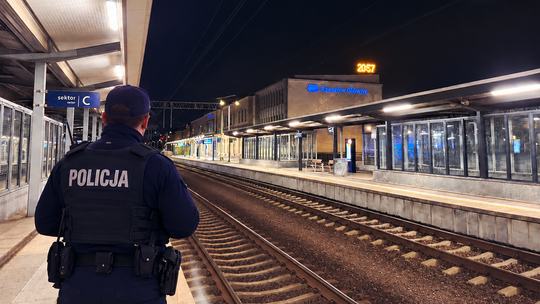 Zuchwała kradzież w pociągu do Rzeszowa! Ukradli walizkę za 18 tys. zł