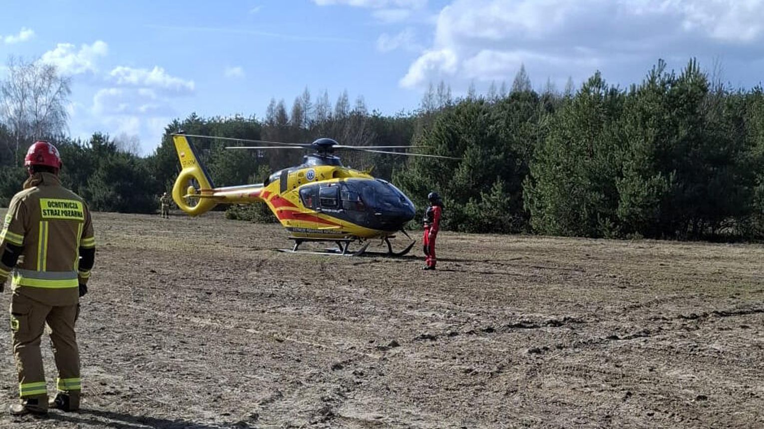 15-latek na motocyklu uderzył w drzewo. Śmigłowiec LPR zabrał go do szpitala w Rzeszowie