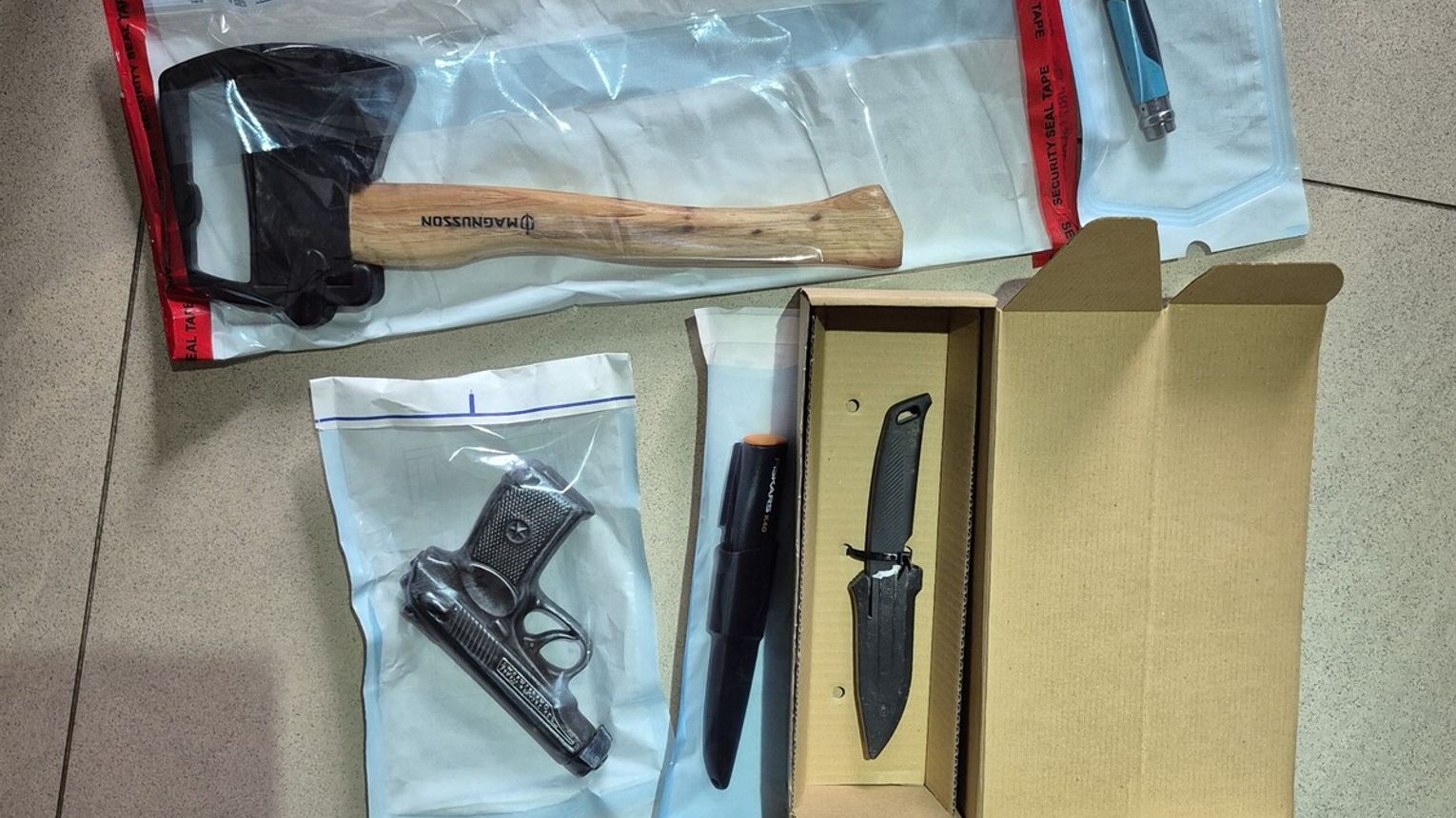 19-latek sterroryzował mieszkańców nożem. Uszkodził radiowóz, karetkę i ukradł motorower