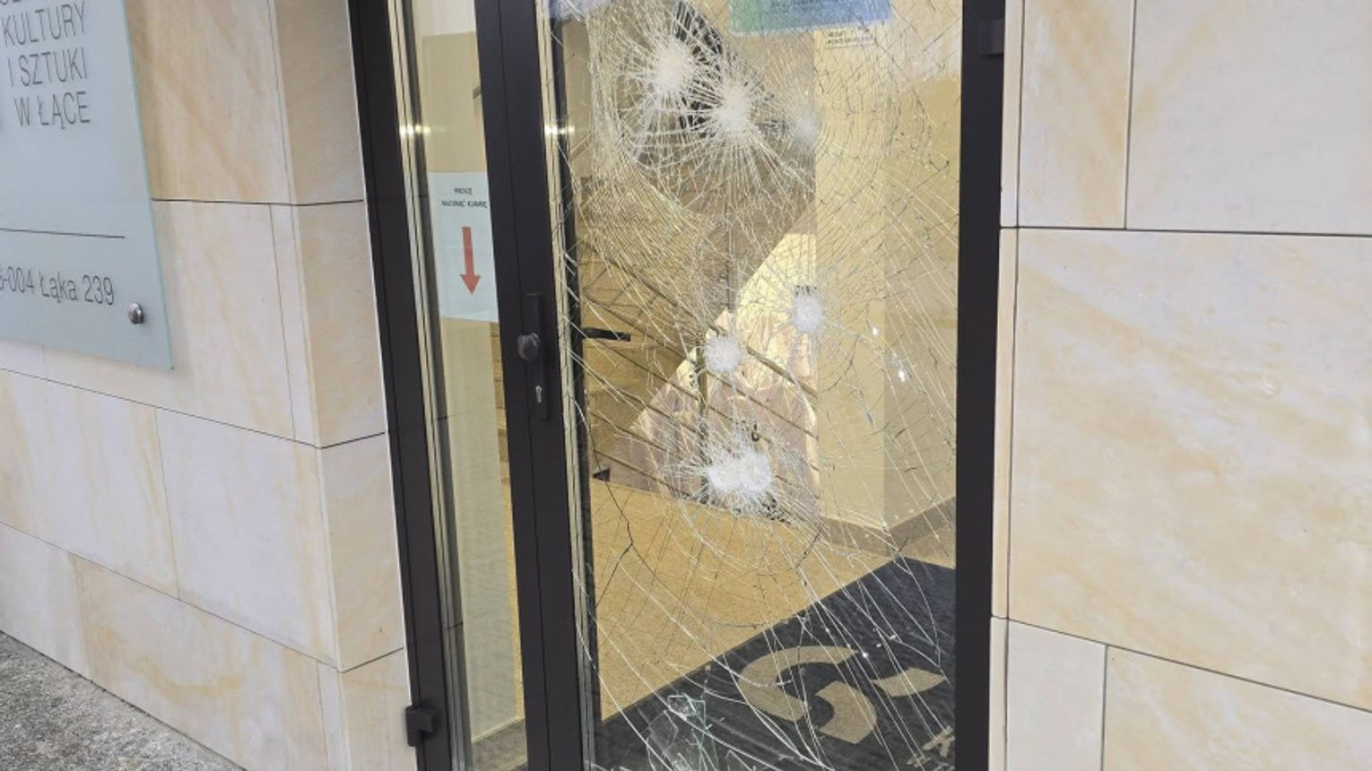 Akt wandalizmu w Łące. Zniszczone Gminne Centrum Kultury i Ośrodek Zdrowia