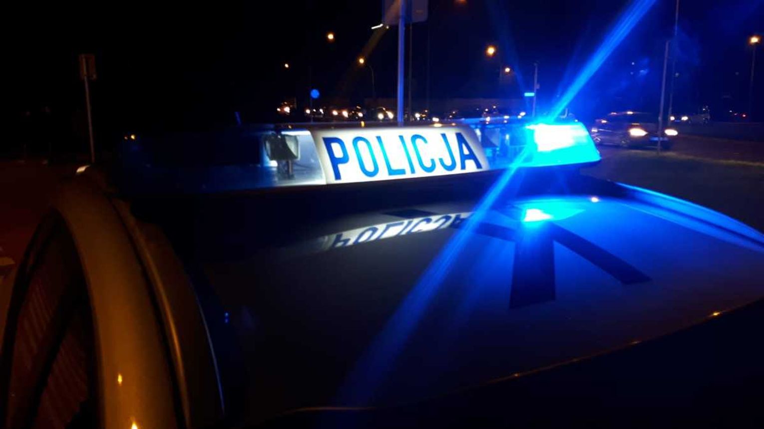 Audi z pięcioma młodymi osobami wpadło do rzeki. Dwie pasażerki poważnie ranne