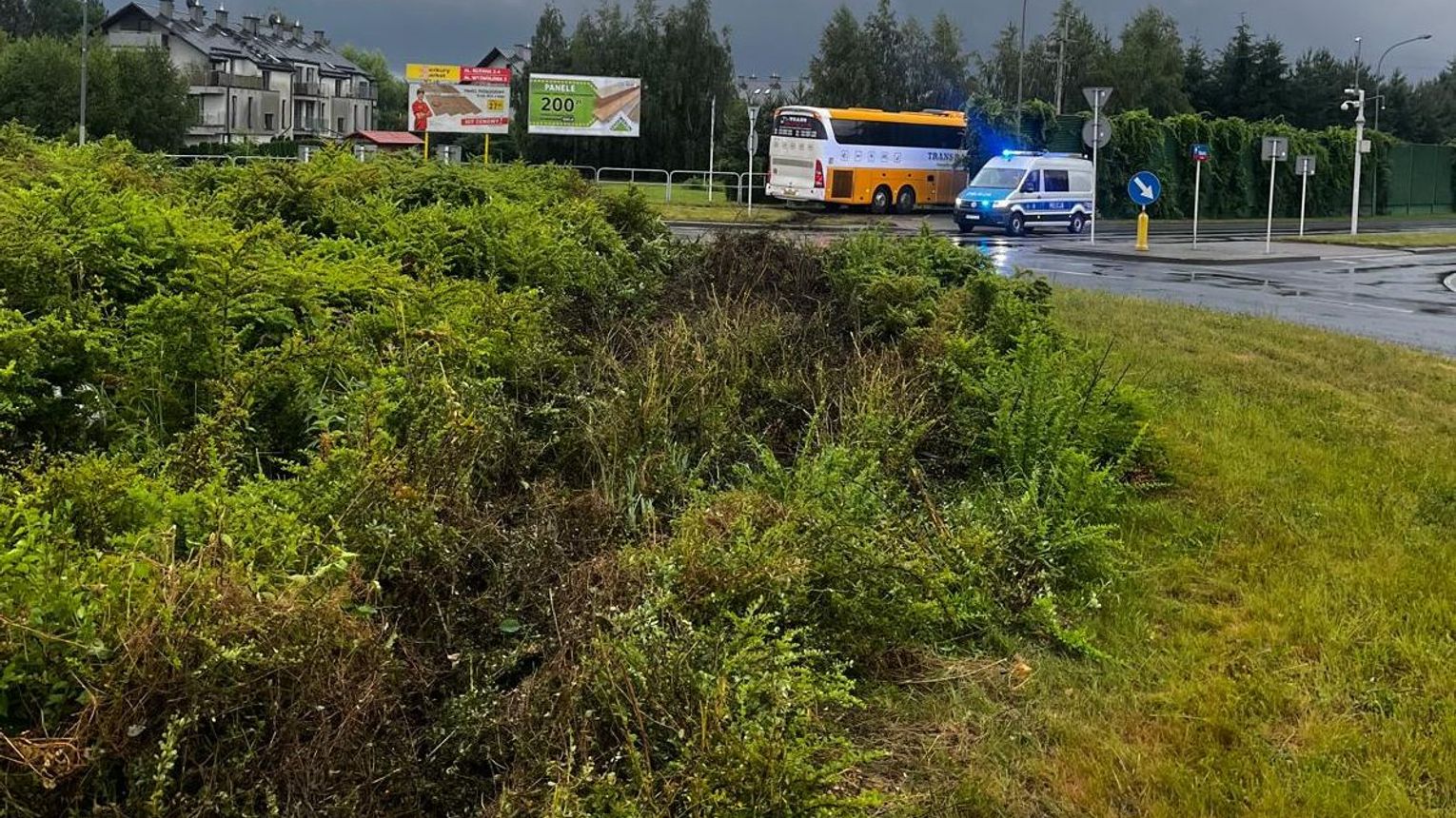 Autobus z 60 pasażerami wjechał za ekrany akustyczne
