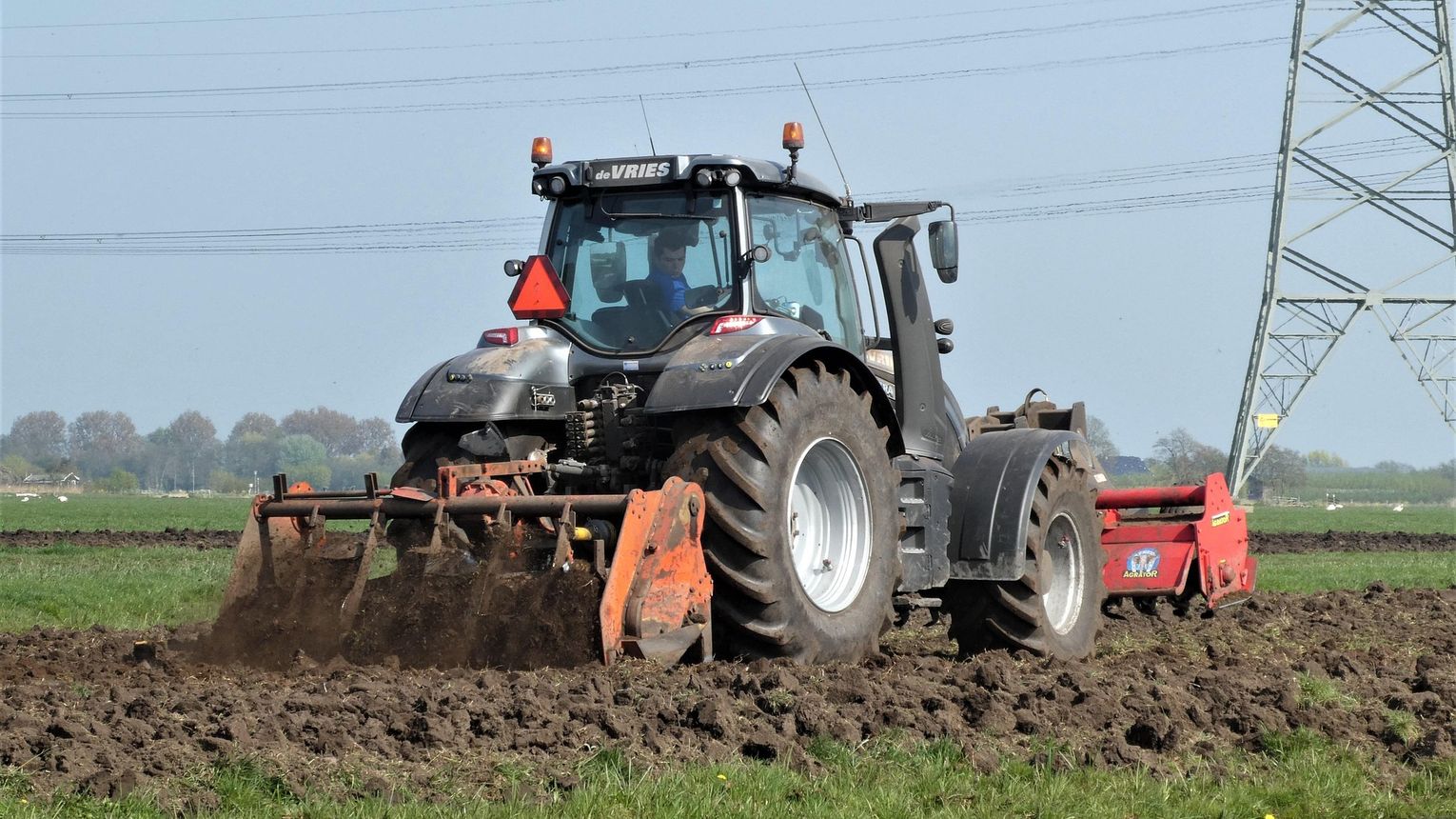 Bezpieczeństwo przede wszystkim: jak pracować w pobliżu linii energetycznych bez ryzyka