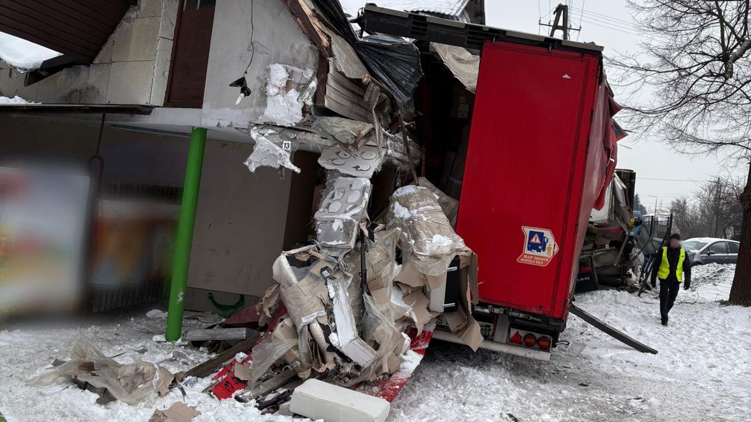 Ciężarówka taranuje auto i dom – sekundy grozy na krajowej 73