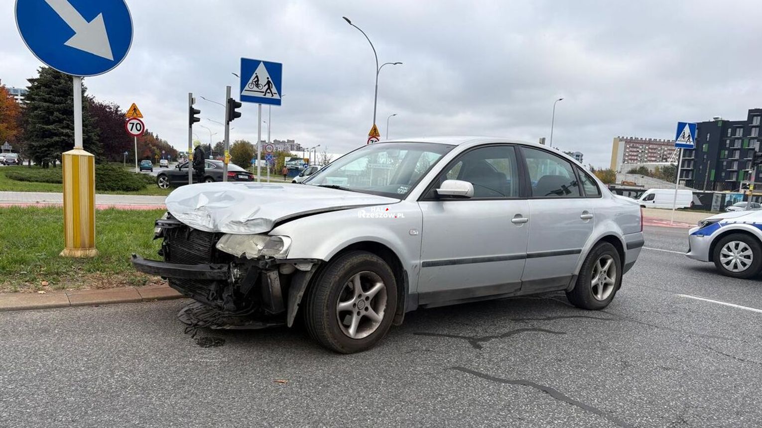 Czerwone światło przyczyną groźnej stłuczki na al. Witosa. 76-letni kierowca Volkswagena w szpitalu