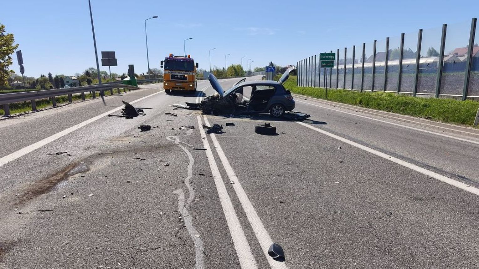 Czołowe zderzenie na obwodnicy Jarosławia. Kierowca zakleszczony w Oplu walczył o życie