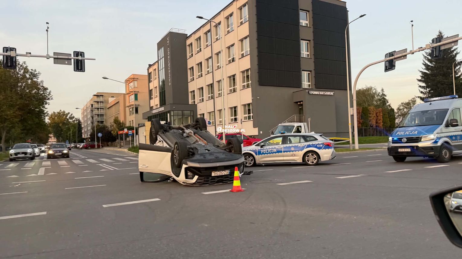 Dachowanie na skrzyżowaniu Siemieńskiego z Maczka. Korki na Wisłokostradzie