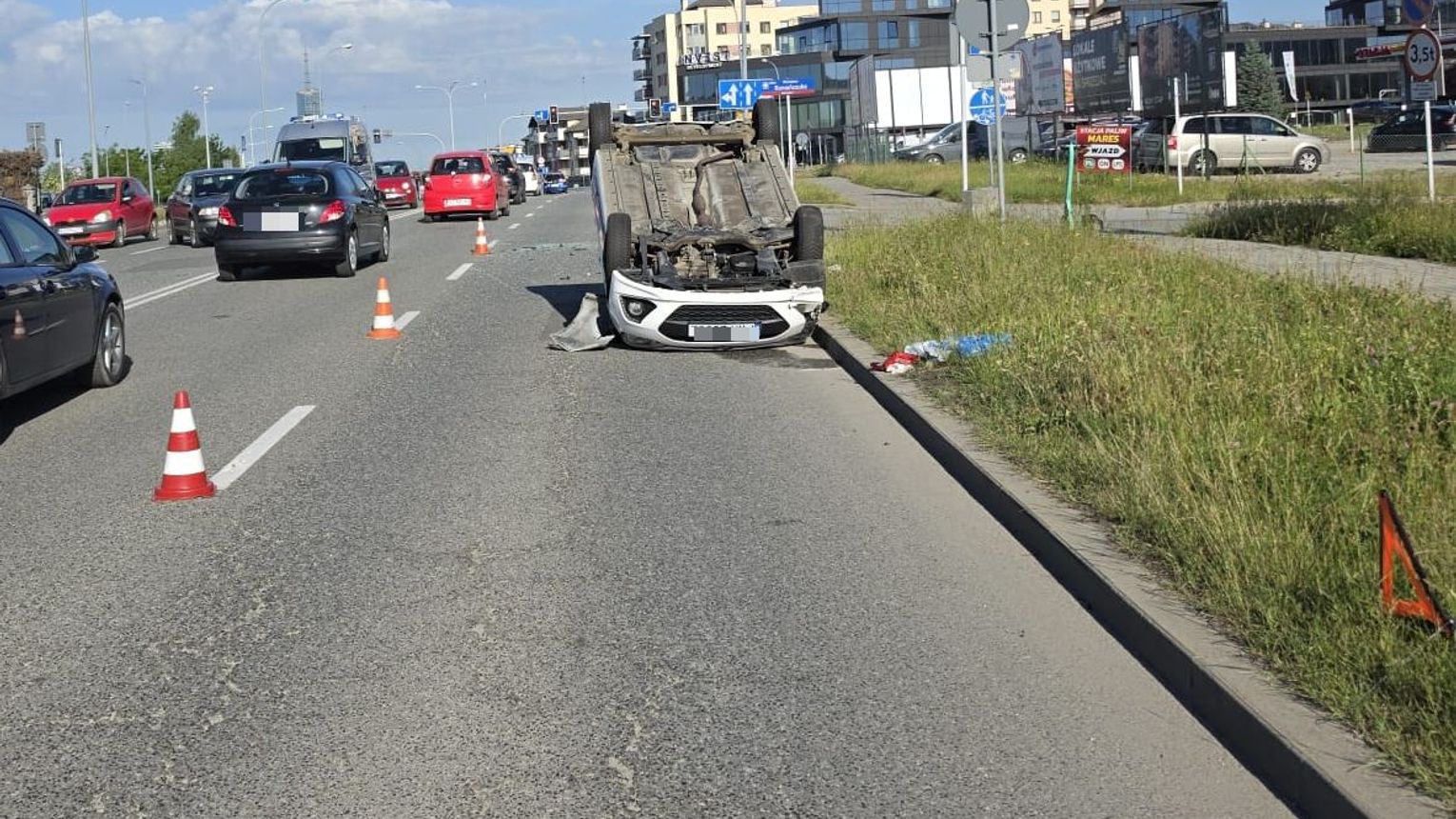 Dachowanie na ul. Niemierskiego! Poranny wypadek w Rzeszowie, jedna osoba w szpitalu