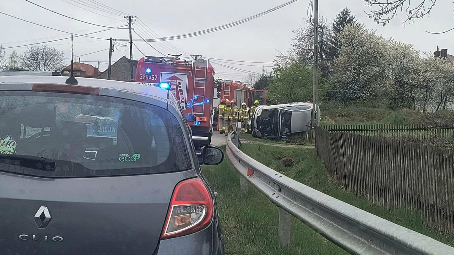 Dachowanie w Łukawcu. Auto w rowie, na szczęście bez rannych