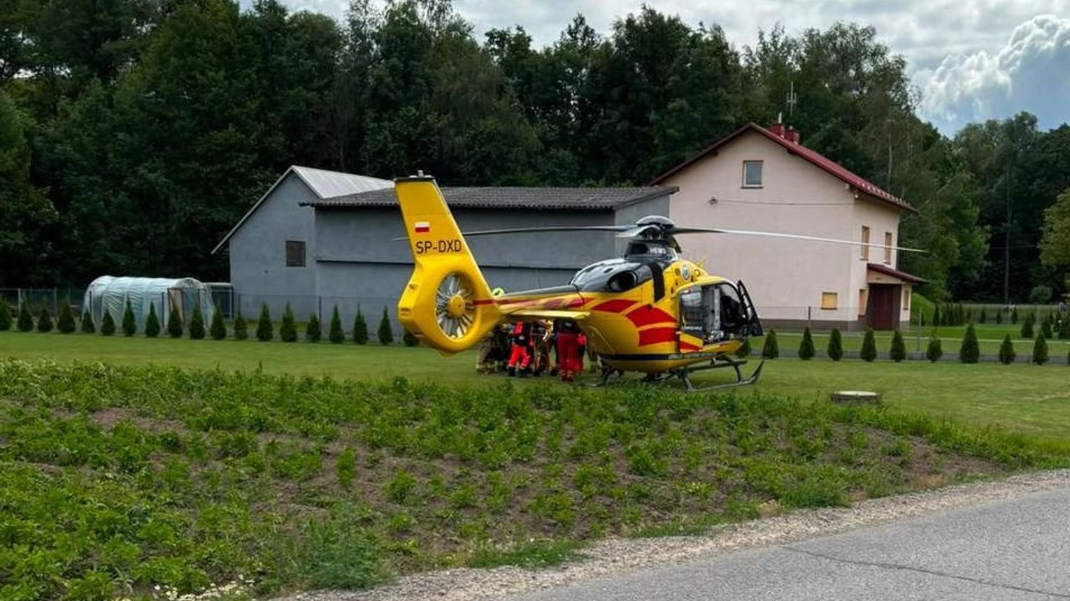 Dramat w Niechobrzu. Dodge zmiażdżył 44-latkowi nogę na autolawecie. Policjanci z Boguchwały uratowali mu życie prywatnym sprzętem! [ZDJĘCIA]