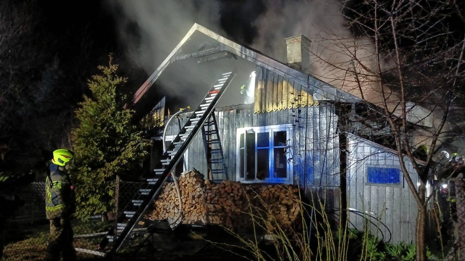 Drewniany dom w płomieniach. Strażacy walczyli z żywiołem do późnej nocy [ZDJĘCIA]