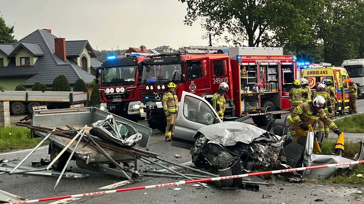 Droga wojewódzka całkowicie zablokowana. Koszmarny wypadek na granicy Teodorówki i Nadola. Czołowe zderzenie z tirem.