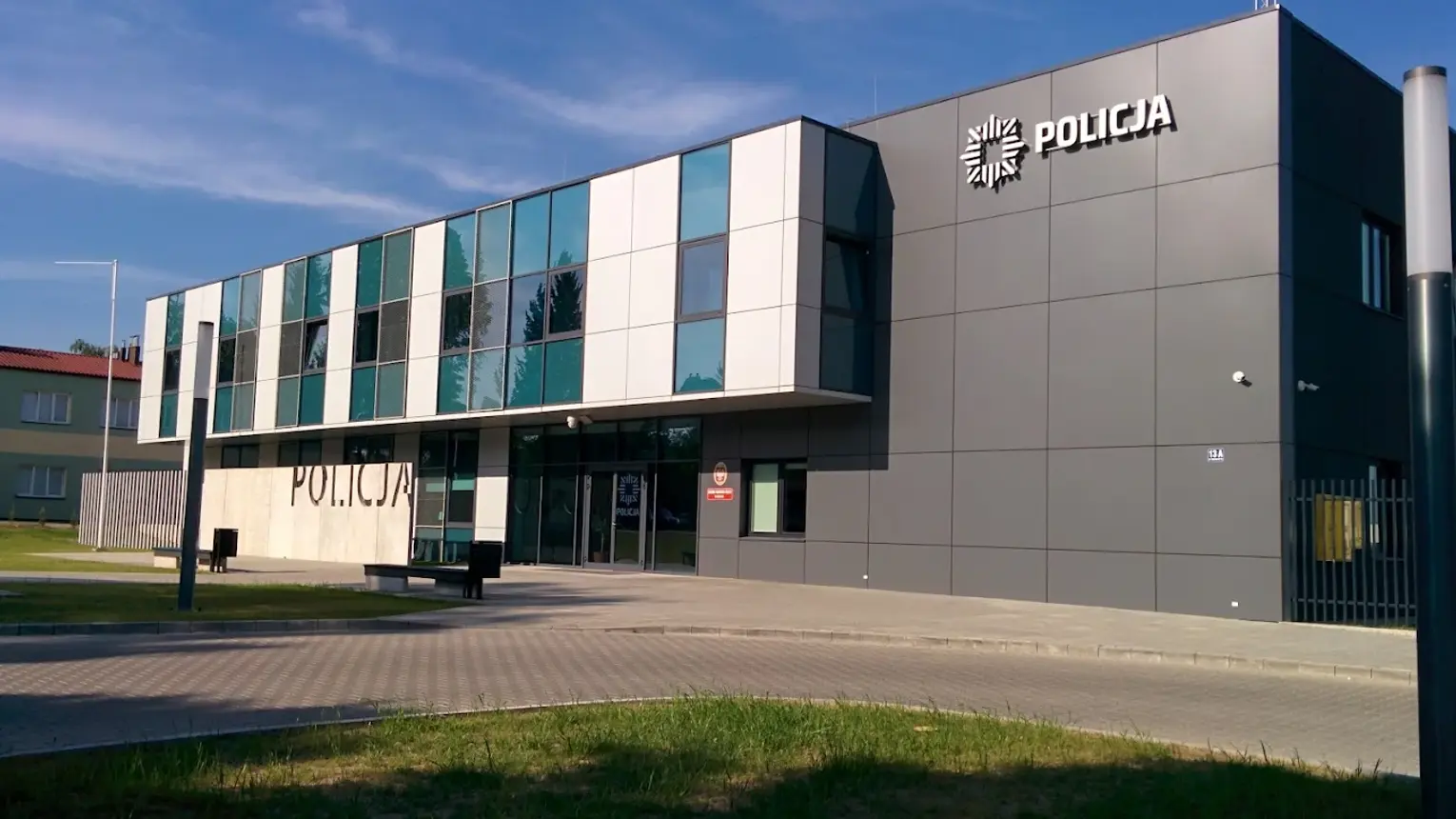 Dwaj pijani kierowcy zatrzymani pod Łańcutem. Jeden wjechał w elewację sklepu