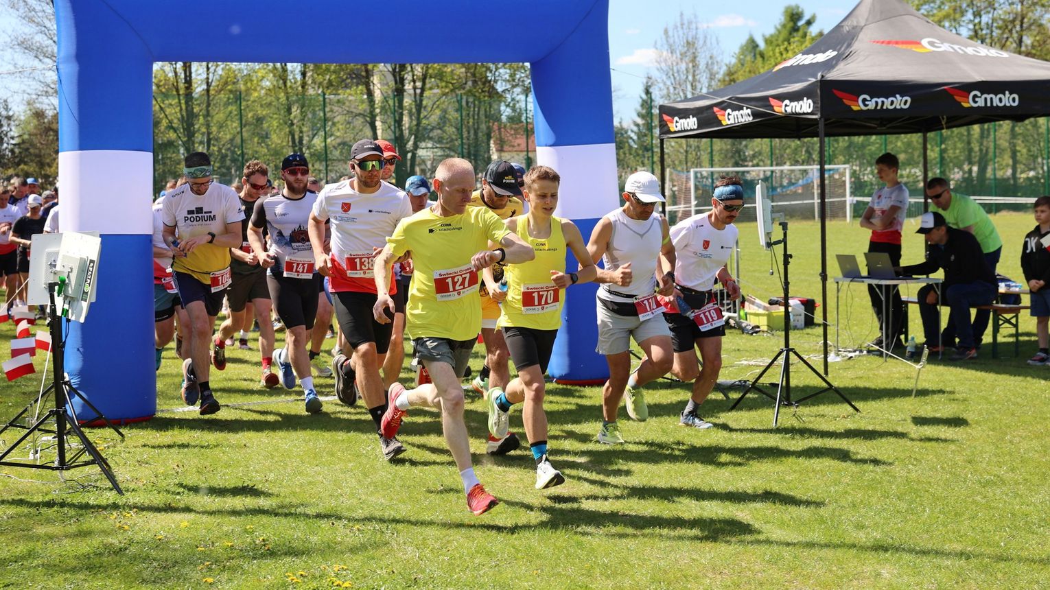 "Dwie flagi, jeden start". Świlecki Cross połączył sport, rodzinną zabawę i Fundusze Europejskie