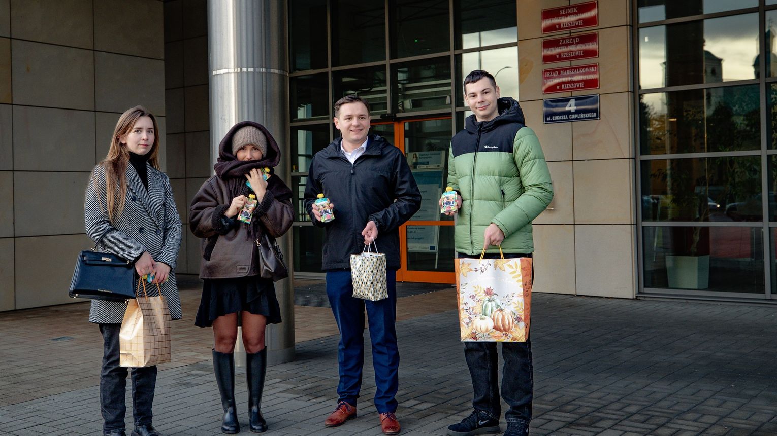 "Działko-tubki" rozdane. Młodzi Ludowcy przypominają o aferze działkowo-musowej