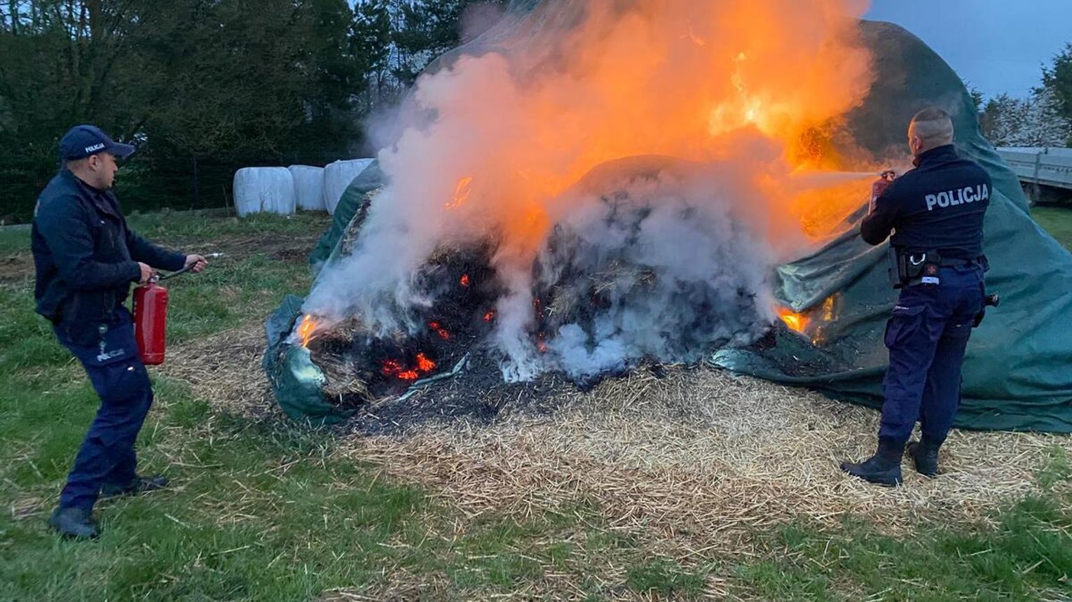 Ognisty foch. Nie wpuścili go do domu, więc podpalił rodzicom siano